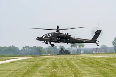 Savaş helikopteri uçuş sırasında bir hava gösterisi sırasında