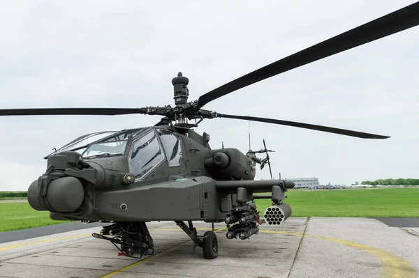 Apache Auf Einem Feldflugplatz — Stockfoto
