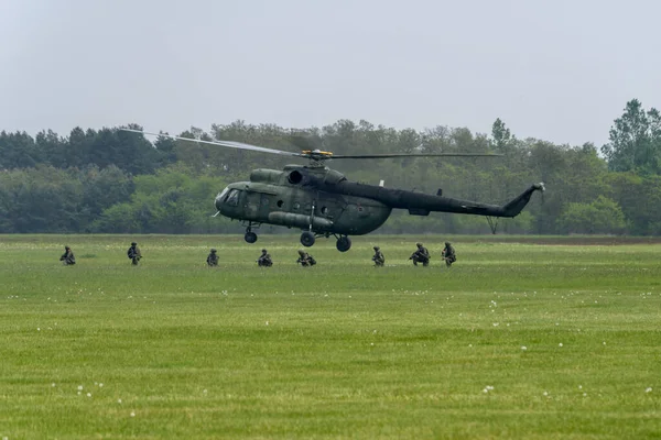 Landing Van Een Eenheid Soldaten Uit Een Helikopter — Stockfoto