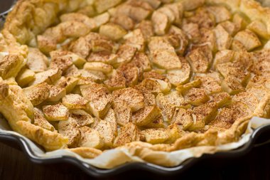 Elmalı tart ve puf böreği. Hızlı ve lezzetli bir tatlı.