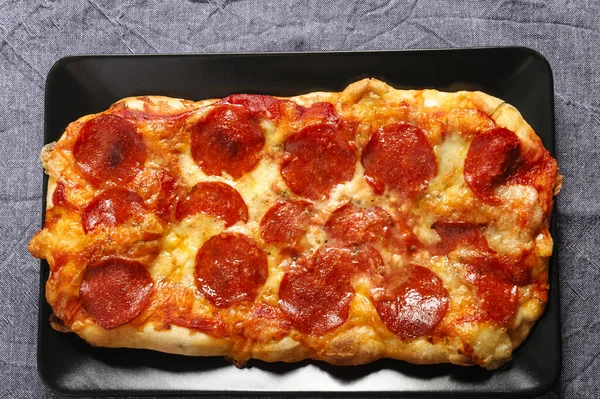 Pizza Fatta Casa Con Salame Tavolo Legno — Foto Stock