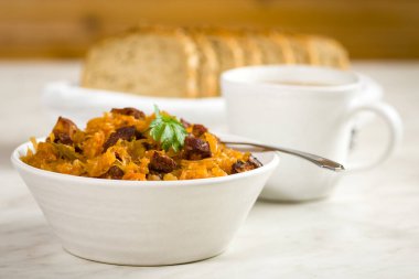 Isınan bir tabak lahana, sosis ve et..