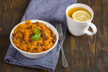 Isınan bir tabak lahana, sosis ve et..