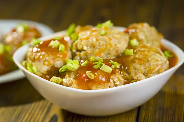 Κινέζικου Τύπου Κεφτεδάκια Γλυκόξινη Σάλτσα Σερβιρισμένα Ρύζι Εικόνα Αρχείου