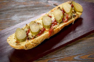 Peynirli ve mantarlı güveç.