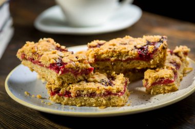 Yulaf ezmeli kek ve ahududu.