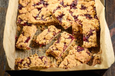 Yulaf ezmeli kek ve ahududu.