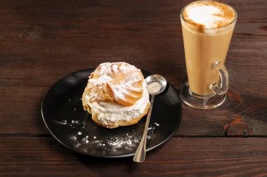 Bol kremalı kurabiye.