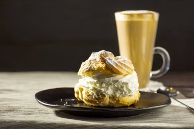 Bol kremalı kurabiye.