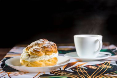 Bol kremalı kurabiye.