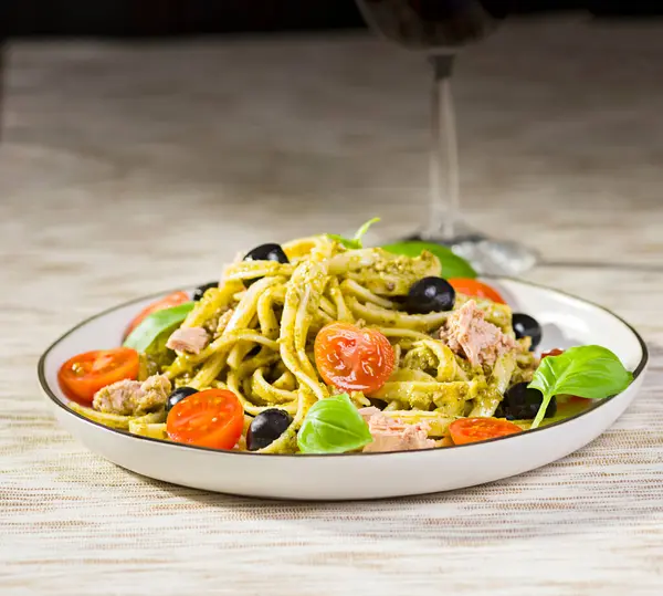 Pasta Pesto Tonno Con Olive Pomodorini Foto Stock