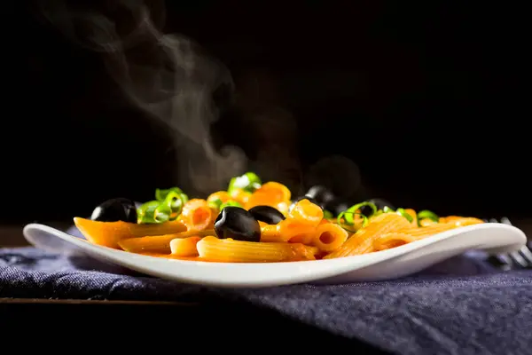 Pasta Salsa Pomodoro Con Olive Nere Fotografia Stock
