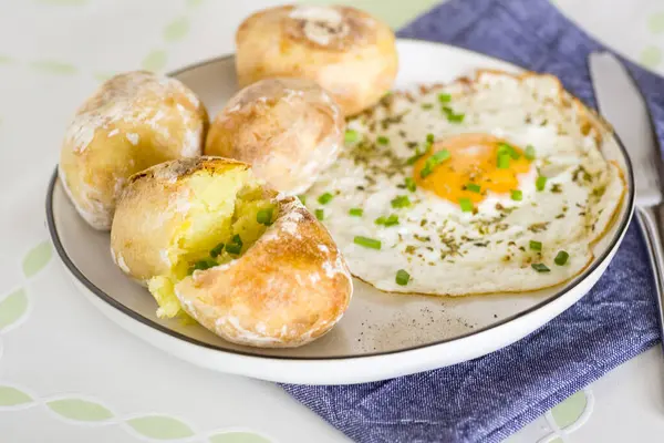 Las Patatas Cocidas Con Los Huevos Fritos Comida Simple Sabrosa Fotos De Stock Sin Royalties Gratis