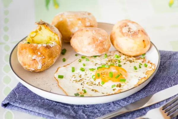 Las Patatas Cocidas Con Los Huevos Fritos Comida Simple Sabrosa Fotos De Stock