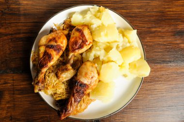 Lahana ve patatesli tavuk budu.