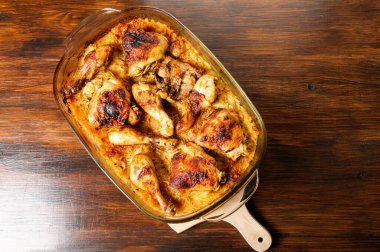 Lahana turşusuyla pişirilmiş tavuk budu.