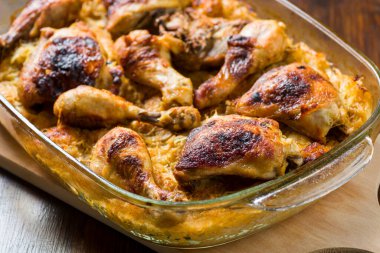 Lahana turşusuyla pişirilmiş tavuk budu.