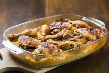 Lahana turşusuyla pişirilmiş tavuk budu.