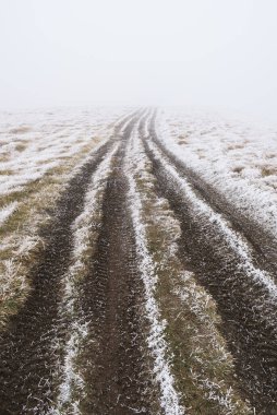 Toprak yol, sabah ayazıyla kaplı