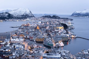 Norveç 'in Alesund şehrinde kış. Aksla bağından görünüm