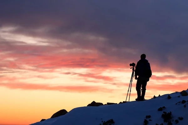 Fotógrafo Paisagista Com Tripé Atirando Nas Montanhas Pôr Sol — Fotografia de Stock