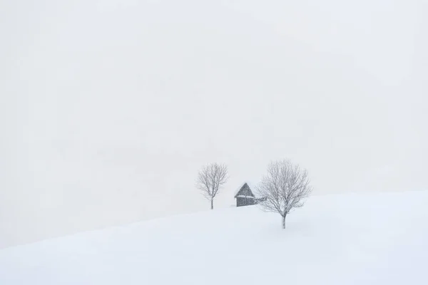 雪の中で孤独なキャビンとミニマルな冬の風景 — ストック写真