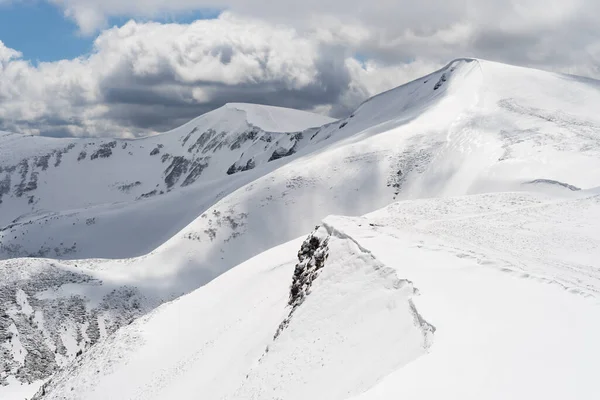Montanha Paisagem Inverno Com Picos Cobertos Neve — Fotografia de Stock
