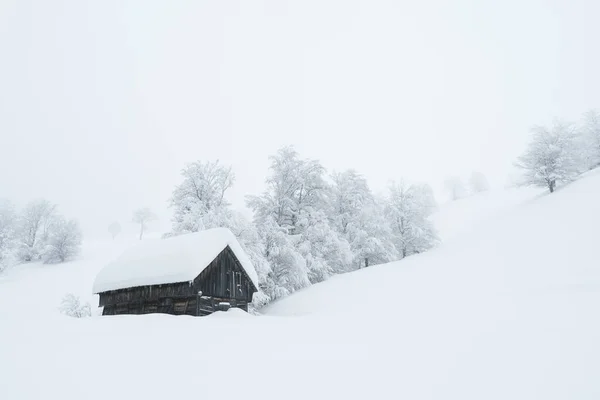 Winterlandschap Met Houten Hut Besneeuwde Bergen — Stockfoto