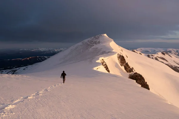 寒冷的高山在雪地里远足 — 图库照片