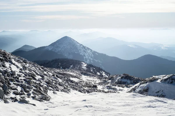 山景与晨霜的冬季景观 — 图库照片