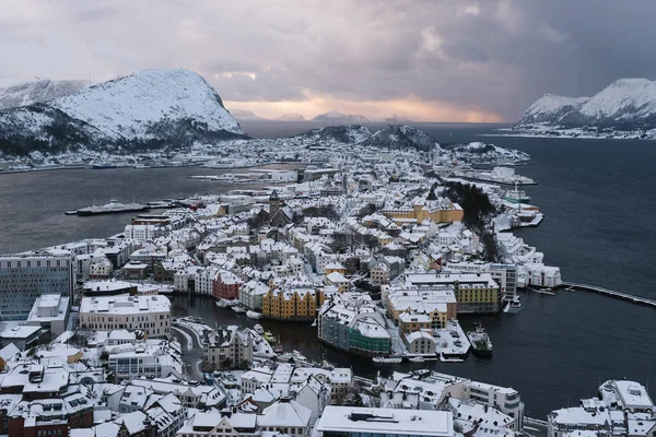 Panorama Inverno Cidade Coberta Neve Alesund Montanha Aksla Noruega — Fotografia de Stock