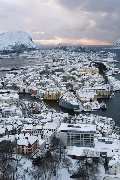 Utsikt Från Aksla Berg Till Den Norska Staden Alesund Snö — Stockfoto
