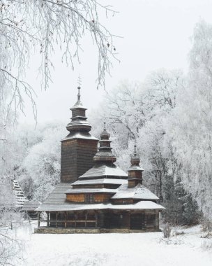 Ukrayna Halk Mimarisi Müzesindeki eski ahşap kilise, Kyiv. Peri masalı kış manzarası