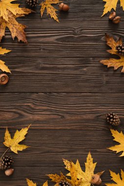 Düşmüş Akçaağaç Yaprakları Çerçeveli Sonbahar Arkaplanı Eski Ahşap Arkaplanda