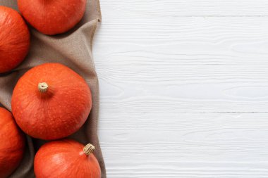 Kırmızı Kuri Kabağı Hasadı ve Kopyalama Alanı ile Beyaz Tahta Arkaplan