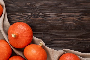 Hokkaido Kabakları ya da Kırsal Ahşap Arkaplanda Kırmızı Kuri Kabağı