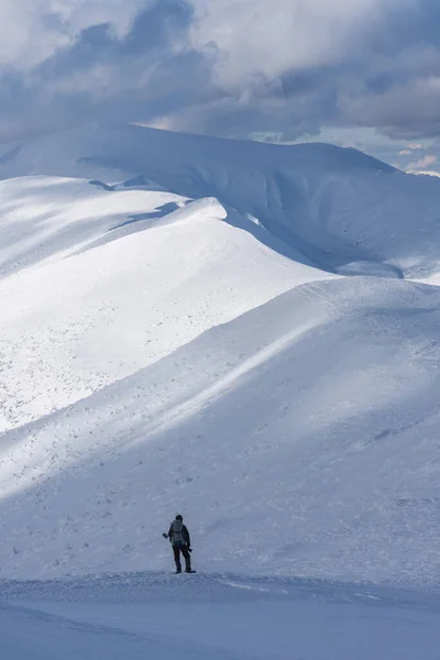 Backpacker Śnieżnymi Butami Pokrytych Śniegiem Szczytach Obraz Stockowy