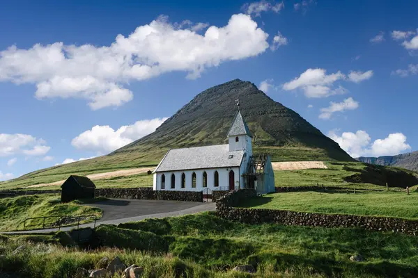 Igreja Telhados Ardósia Vidareidi Kirkja Viderejde Ilha Vidoy Ilhas Faroé Fotos De Bancos De Imagens