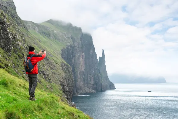 Trollkonufingur Cadıların Parmak Noktası Yürüyüşü Faroe Adaları - Stok İmaj