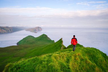 Vagar ve Tindholmur, Faroe Adaları 'na bakan Mykines Adası' nda yürüyüş