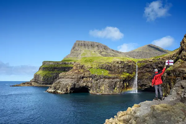 Turístico Perto Mulafossur Cachoeira Gasadalur Village Vagar Ilhas Faroé Imagem De Stock