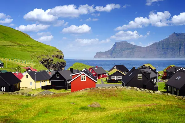 Casas Coloridas Aldeia Gjogv Ilha Eysturoy Ilhas Faroé Fotos De Bancos De Imagens