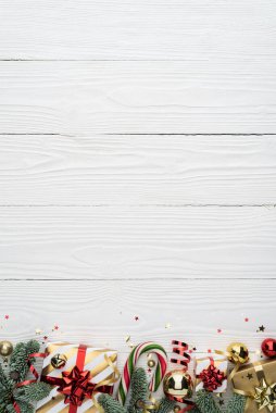 Beyaz Tahta Yüzeyde Süs Çerçeveli Noel Arkaplanı, Kopya Boşluğu