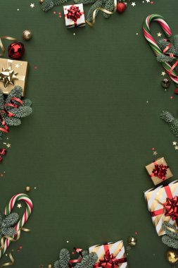 Yeşil Arkaplanda Noel süsleriyle birlikte tatil süsleri çerçevesi