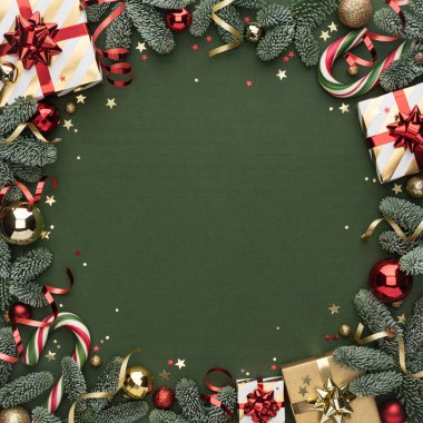 Noel Süslemeleri ve Baubles ile Yeşil Tatil Arkaplanı