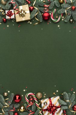 Fotokopi Alanı, Süs Çerçevesi ve Fotokopi Dalları ile Yeşil Noel Arkaplanı