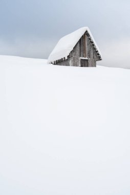 Issız dağ ahşap ahır Hoarfrost ile kaplı Karlı çayırda duruyor Kış sisinde