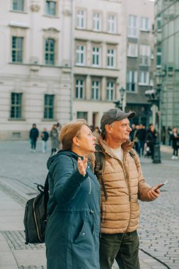 60 yaşındaki kıdemli turistler cep telefonu, Wroclaw, Polonya
