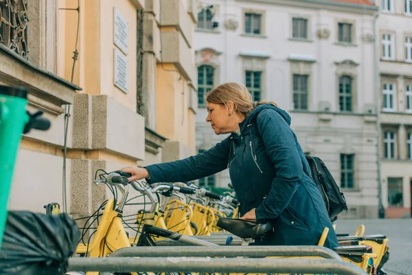 シニア女性は自転車を借りるしようとします ヴロツワフ ポーランド — ストック写真