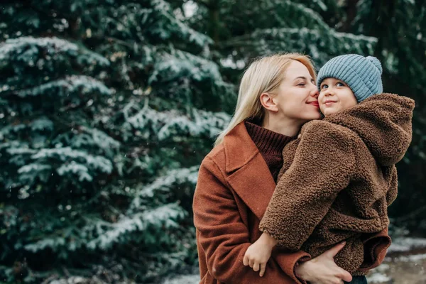 Moeder Met Zoon Bij Sparren Besneeuwde Tuin Winter Polen — Stockfoto